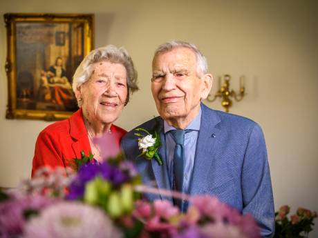 Henk viel in 1944 als een blok voor de schoonheid van Lammy, nu zijn ze 75 jaar getrouwd