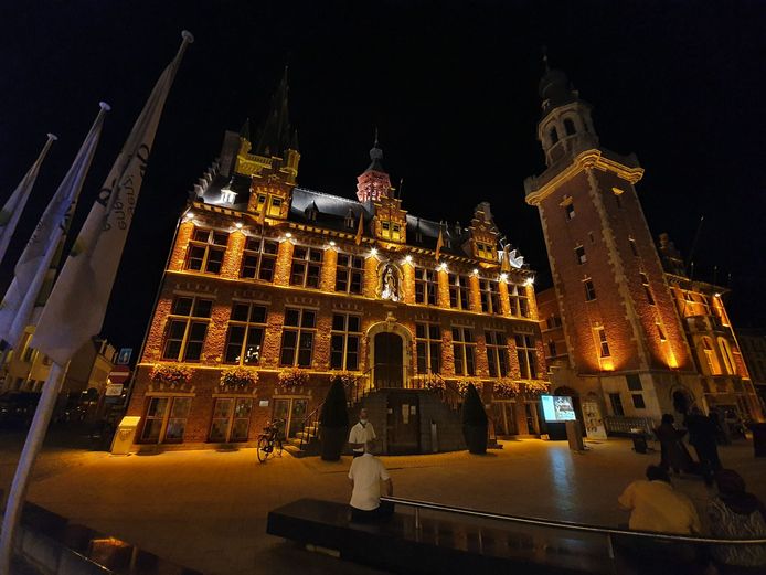 Het stadhuis van Eeklo kleurt twee weken goud.