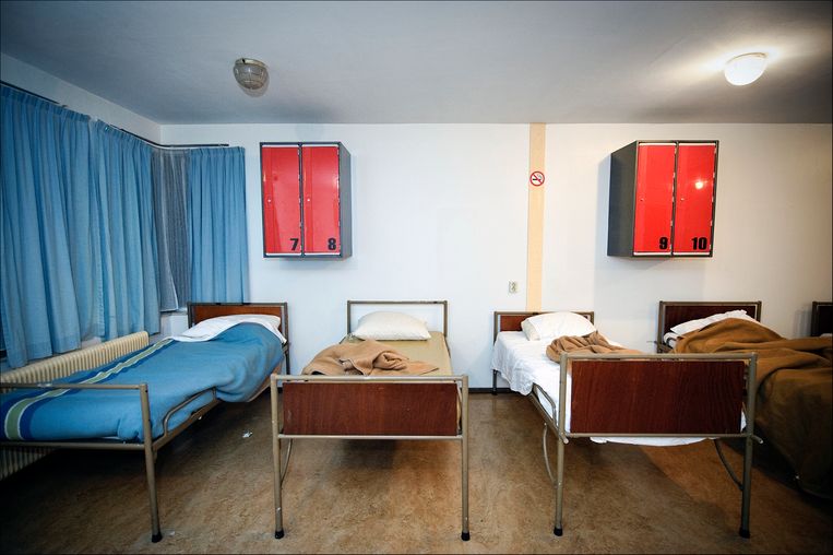 De slaapzaal van daklozencentrum Vaartscherijn in Utrecht. Beeld Hollandse Hoogte / Erik van 't Woud
