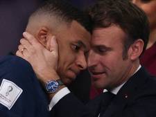 “Hors jeu”, “malaisant”, “lourd”: les images de Macron tentant de réconforter Mbappé ne passent pas