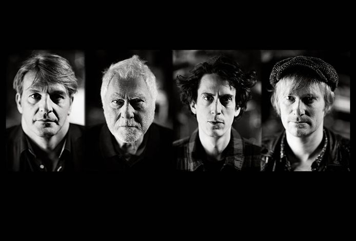 De band Sloper, met (van links naar rechts) drummers Mario Goossens en Cesar Zuiderwijk, de Vlaamse gitarist Fabio Canini en zanger/gitarist Peter Shoulder.