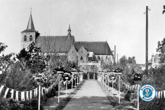 Vroeger konden pastoor en kapelaan vanuit de pastorie over een laantje rechtstreeks naar de Lambertuskerk lopen. Nu zijn daar parkeerplaatsen.