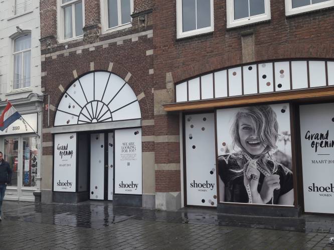 Straatbeeld Schoenenwinkel Tamaris naar pand Emco Den Bosch gelderlander