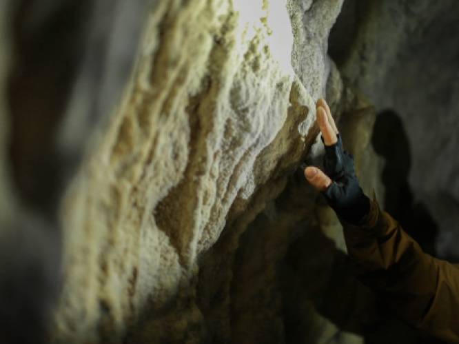 Speleologe zit hele nacht vast in grot in Hoei