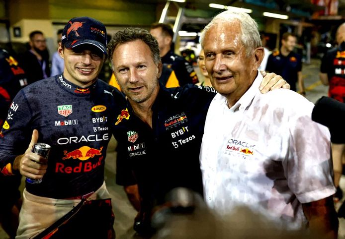 Verstappen met teambaas Christian Horner en Marko Helmut, Drivers' Manager.