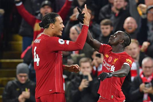 Virgil van Dijk viert een doelpunt van Liverpool met Sadio Mane tijdens de eerdere ontmoeting met Manchester City dit seizoen.