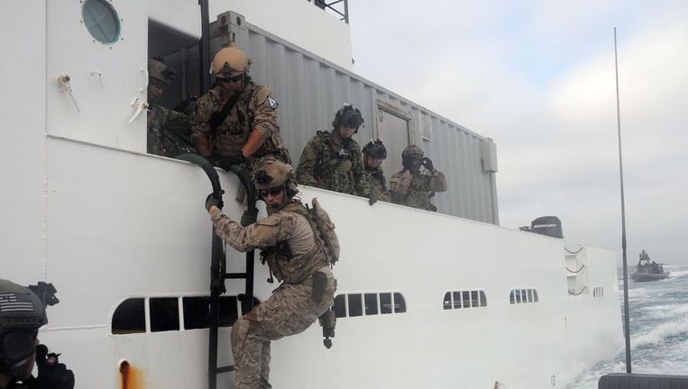 Navy Seals van de Amerikaanse marine enteren een schip tijdens een training. (Archieffoto 2012) Beeld afp