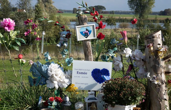 Nabestaanden richtten een gedenkplek in bij de plek aan de Maas waar Esmee Bosman om het leven kwam.