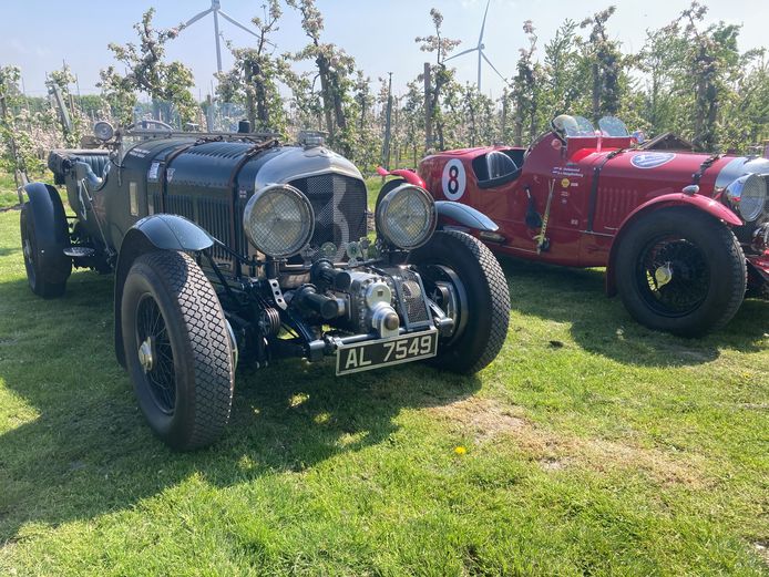 De mooiste oldtimers komen voorbij razen tijdens de Lions Polderrally in Zeewolde.