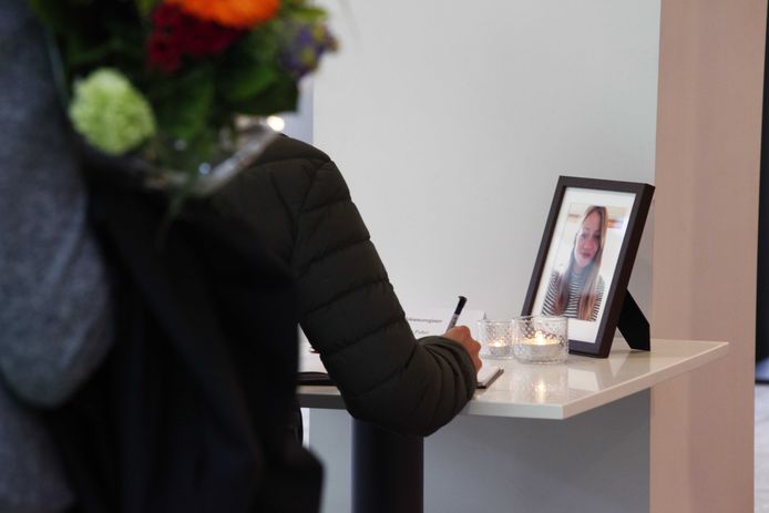 Een vrouw tekent het condoleanceregister voor Anne Faber op het Stadskantoor van Utrecht.
