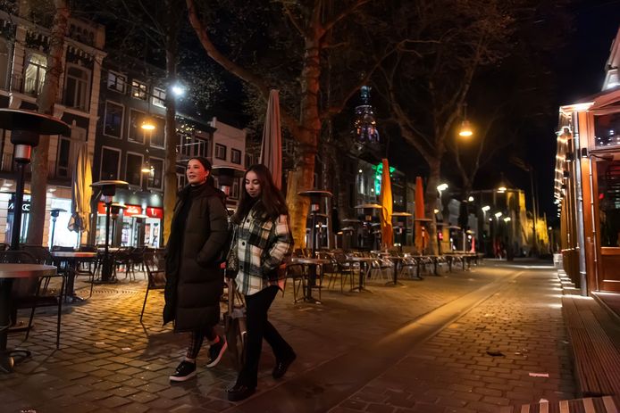 Simone van der Vliet (l.) en Noa van Capelle wandelen na 22.00 uur langs de lege terrassen op de Grote Markt, terug van Park Valkenberg.