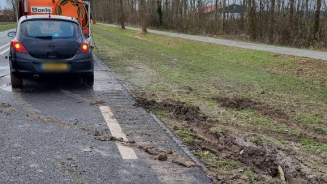 Stopteken wel heel letterlijk genomen: automobilist komt vast te staan in berm bij Dronten
