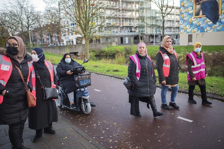 De buurtmoeders van het Amsterdamse stadsdeel Nieuw-West op hun dagelijkse patrouille.  Beeld Sabine van Wechem