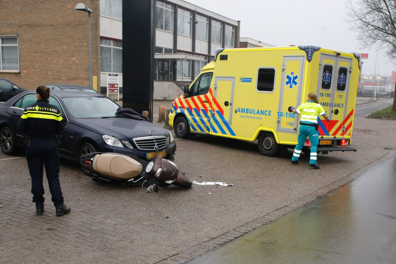 Ongeluk met auto en scooter op de Mijlweg Foto AD.nl