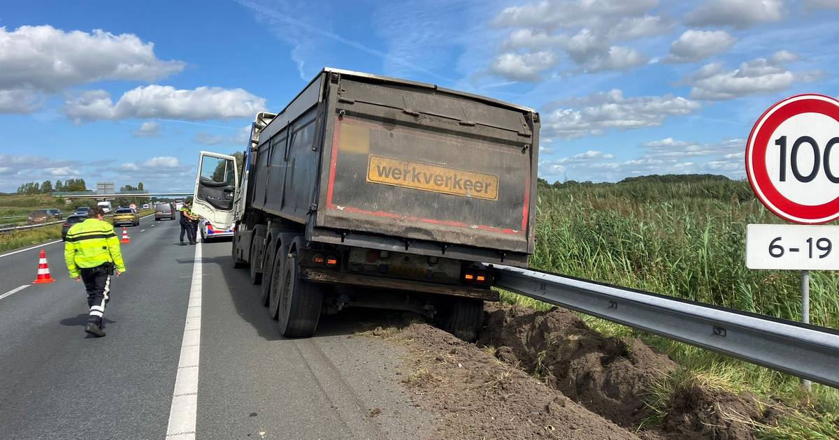 Vrachtwagen losgetrokken uit berm langs A59 bij Terheijden, op hoogtepunt vertraging van 50 minuten