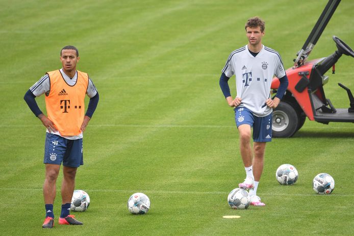 Thiago en Thomas Müller op de training