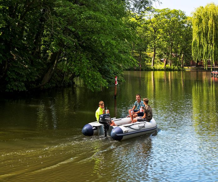 Paaltjes in het water van de Singel bij het Exercitieveld in Woerden.