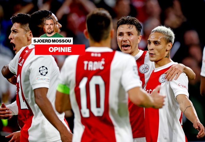 Steven Berghuis viert een goal met zijn teamgenoten.