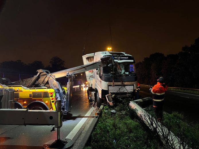 Een vrachtwagen ging vrijdagnacht door de middenberm en versperde urenlang minstens twee rijstroken.