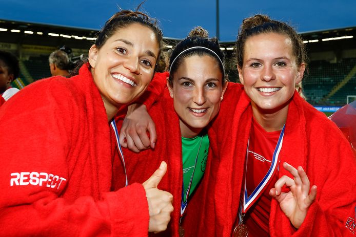 Ajax-speelsters Ana Romero Moreno, Elixabete Sarasola Nieto (m) Merel van Dongen na de gewonnen bekerfinale.
