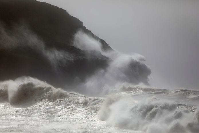 Hoge golven, veroorzaakt door een orkaan, beuken in op een eiland in de Atlantische Oceaan. Archiefbeeld.