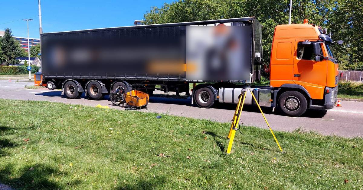 Vrouw met kind in bakfiets door vrachtwagen aangereden en meters meegesleurd.