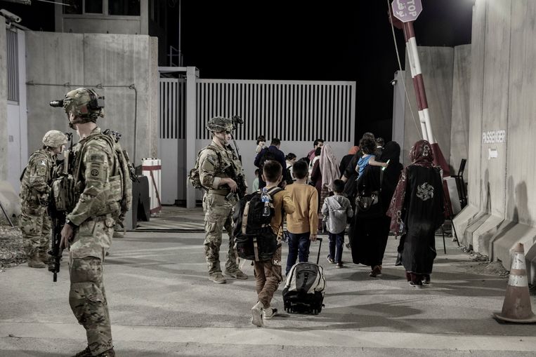 Amerikaanse soldaten bij de luchthaven van Kaboel. Beeld via REUTERS