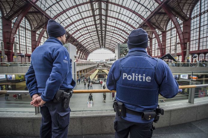 Politie in het Centraal Station van Antwerpen.
