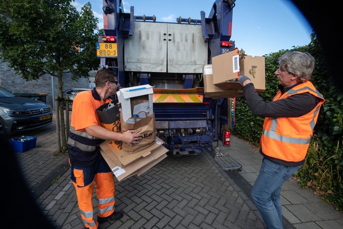 Ronald Kamps  loopt mee met vuilnisman Harold, die hetzelfde werk ooit als taakstraf verrichtte.