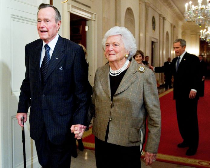 De voormalige president (l) met zijn echtgenote en op de achtergrond hun zoon George W. en diens vrouw Laura in 2009.