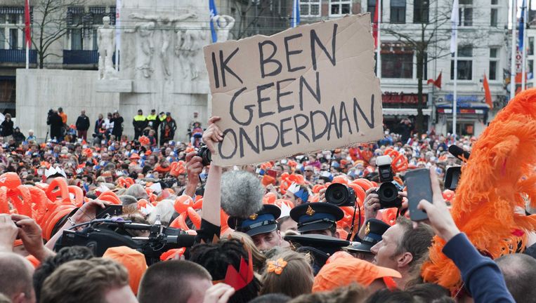 De politie voert actievoerder van het Nieuw Republikeins Genootschap af tijdens de inhuldiging van Willem-Alexander in 2013. Beeld ANP