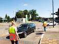 De Stichting WHOE heeft verkeersregelaars ingehuurd om parkeer- en verkeersoverlast in de wijk Orden te voorkomen.