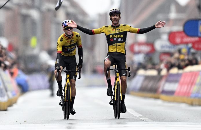 Wout van Aert (l) laat Christophe Laporte winnen in Wevelgem.