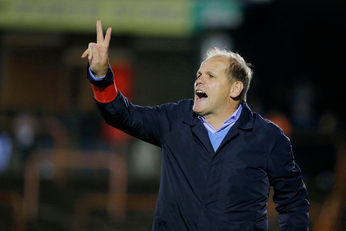 Thierry Pister moet SKN Sint-Niklaas komend seizoen in derde amateurklasse houden. Aan de spelerskern is evenwel  amper gesleuteld.