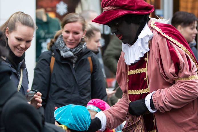 Sinterklaas is weer in Zutphen. Pieten  gaan abseilen vanaf de Wijnhuistoren.