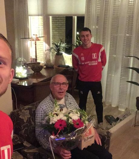 DVOL-selectie verrast vaste supporters van Lentse voetbalclub met bezoek aan huis: ‘Sommigen werden emotioneel’

