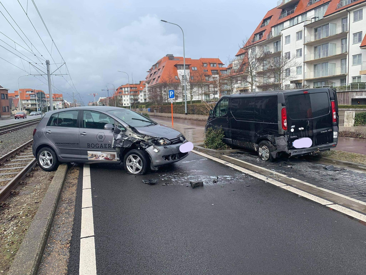 Auto ramt geparkeerde bestelwagen en belandt op tramsporen Foto hln.be