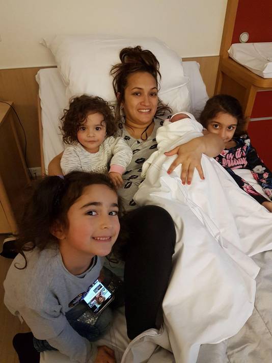 Eliz met haar drie zussen die op de achterbank alles meemaakten. ,,Ze huilden alle drie. Van geluk.''