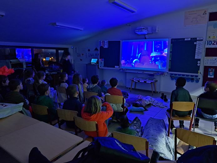 Terwijl de leerlingen in de klas genoten van een film...