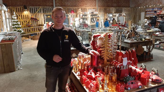 Werner Toonen uit Gennep verkoopt nu ook kerstspullen in de vuurwerkloods in Wyler.