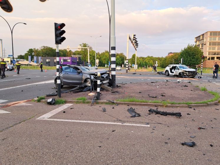 Vier gewonden bij zware aanrijding in Almelo