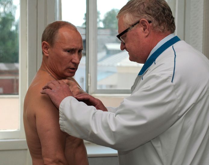 Alors Premier ministre russe, Vladimir Poutine consulte un docteur après s'être froissé son épaule, en 2011.