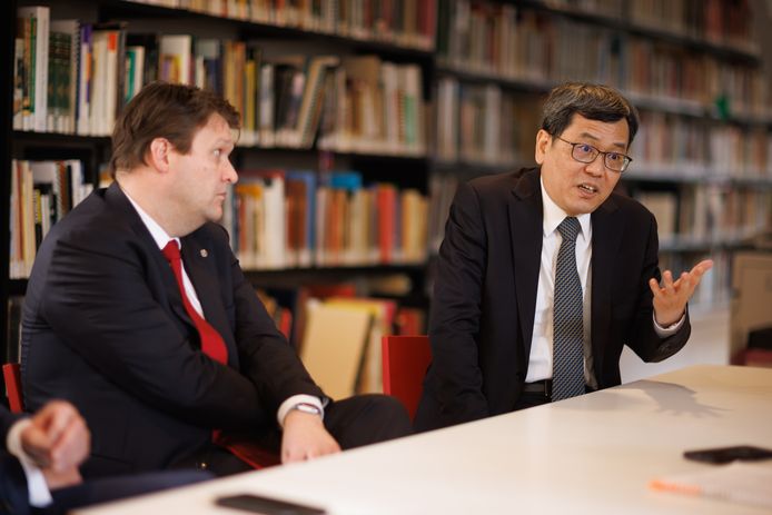 De Chinese ambassadeur Jian Tan was vandaag in Roosendaal en reageerde op kritiek op de mensenrechtensituatie in China. Links burgemeester Han van Midden