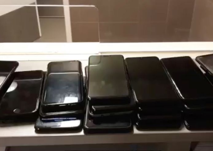 Een deel van de telefoons die de dief buit wist te maken.