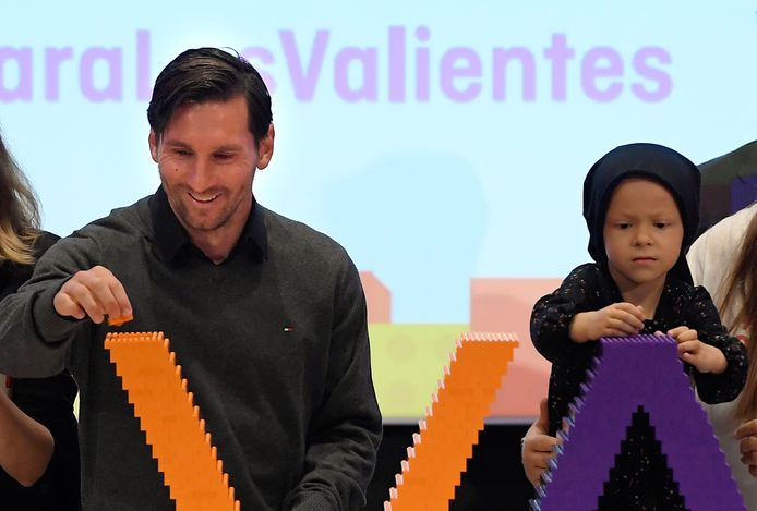 Lionel Messi helpt mee met het bouwen van een grote lego die samen ‘para los valientes’ (voor de moedigen) vormen.