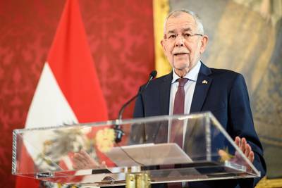 Oostenrijkse president roept partijen op wederzijds vertrouwen te herstellen nu regeringscrisis is overwonnen