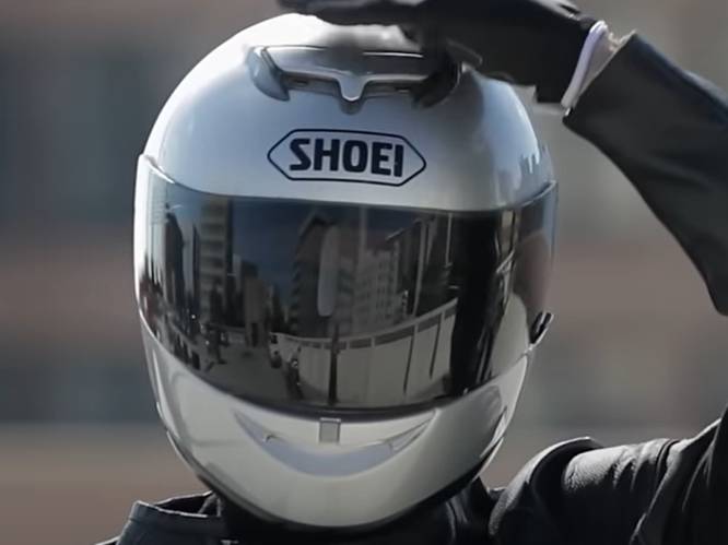 Als motorrijders op hun helm tikken denken ze niet dat je gek bent, maar bedoelen ze dit
