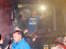 Fans onthalen kampioen Cambuur diep in de nacht met vuurwerk