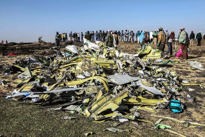 Wrakstukken van het toestel van Ethiopia Airlines dat neerstortte in Ethiopië