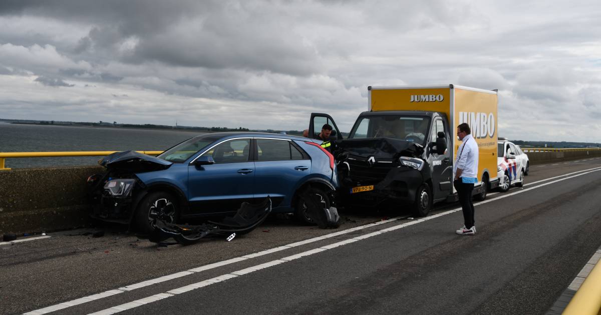 Ongeval op Zeelandbrug veroorzaakt kilometers lange file tussen Zierikzee en Colijnsplaat, brug is w